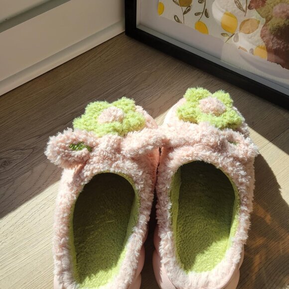 Warm Plush Flowers Slippers - Picture 3 of 7